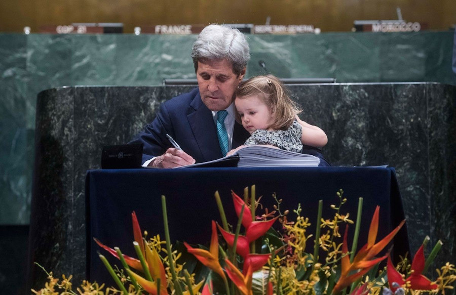 John Kerry signant l'Accord de Paris