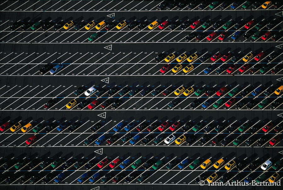 Des voitures neuves dans le parking de l’usine Renault de Flins (Yvelines) © Yann Arthus-Bertrand