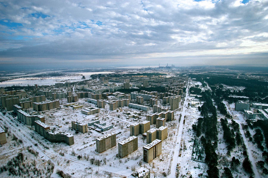 Au loin, les restes de la centrale nucléaire de Tchernobyl (Ukraine). Au premier plan, la ville abandonnée depuis plus de 30 ans © Yann Arthus-Bertrand