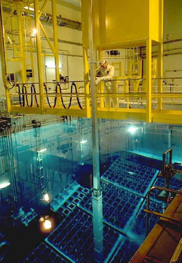 Déchargement de combustible sous eau dans la centrale nucléaire de Golfech © EDF 
