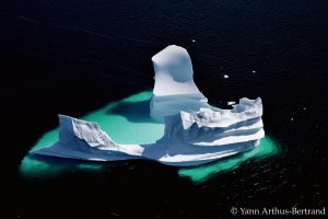 Iceberg érodé dérivanIceberg dérivant au large du Groenland, Danemark