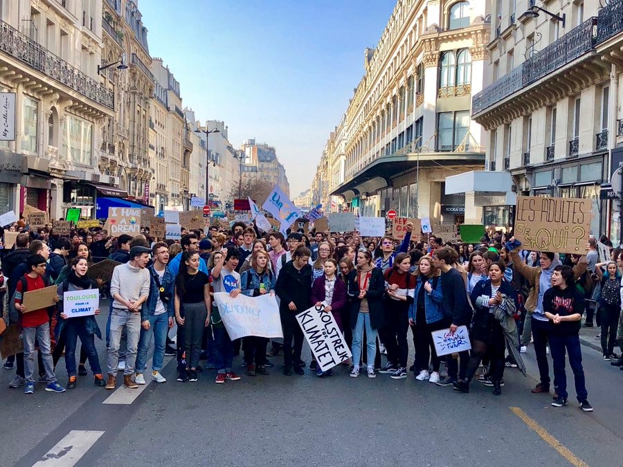 Les jeunes Français manifestent à Paris le 22 février 2019, accompagnés (au centre) de Greta Thunberg
