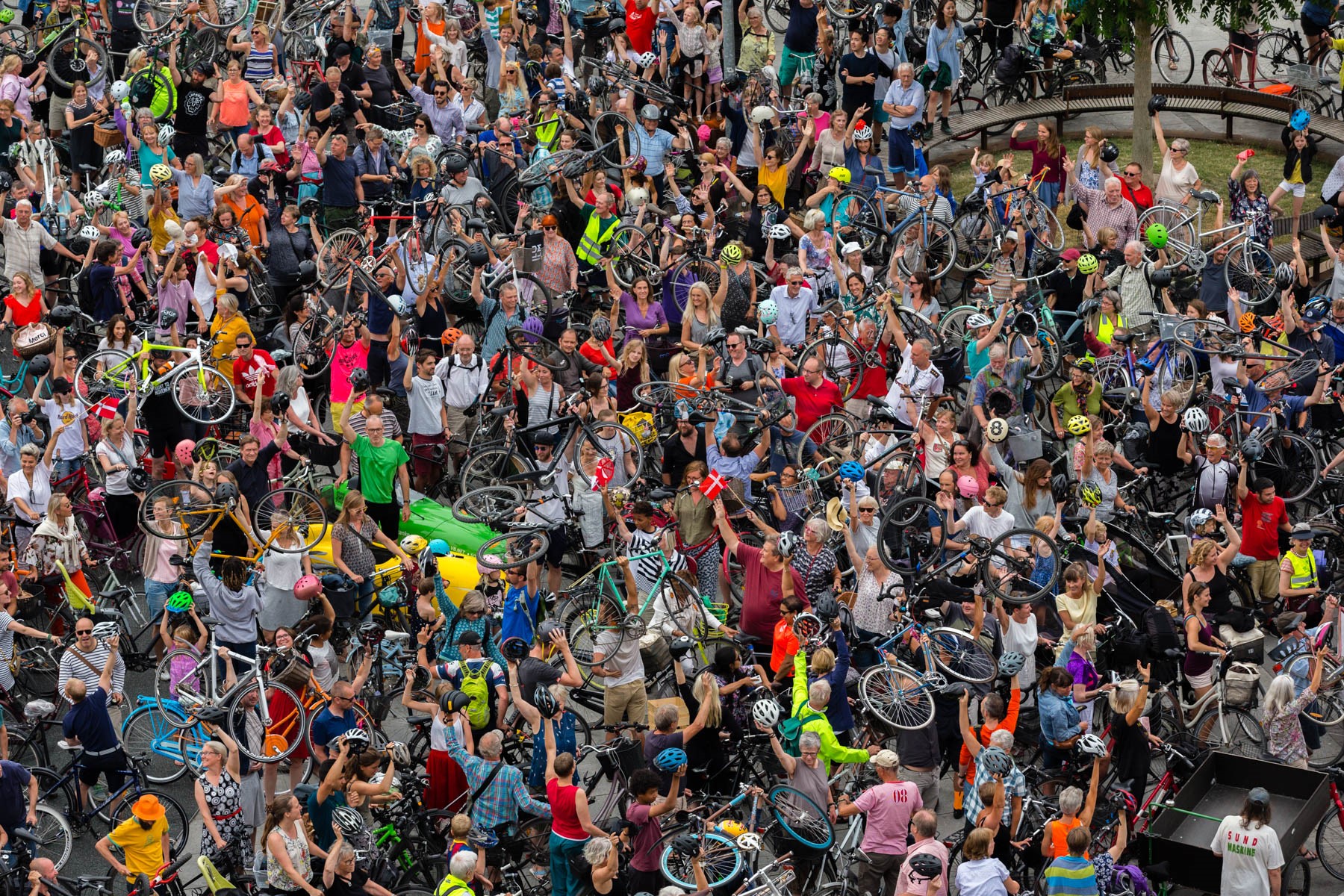 Manifestation de cyclistes à Copenhague au Danemark pour un monde meilleur  Yann Arthus-Bertrand